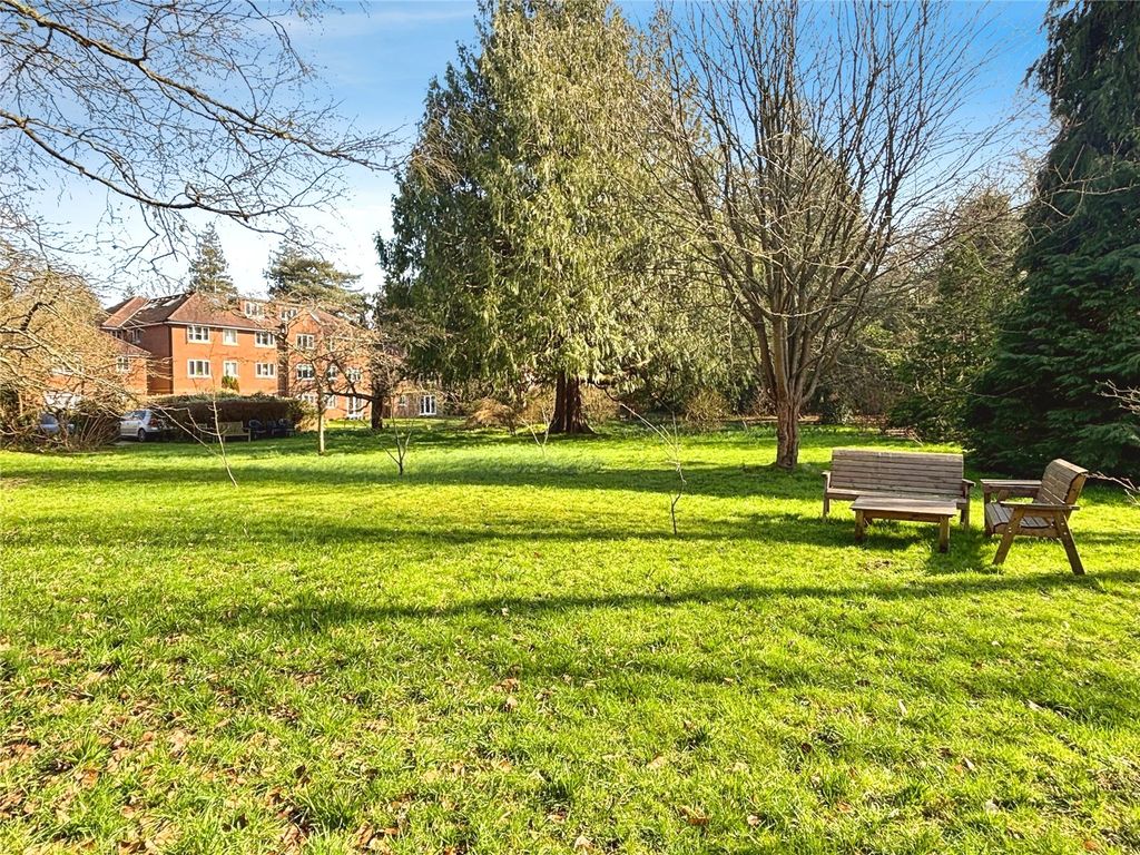 Property photo 2 of 12 Communal Gardens