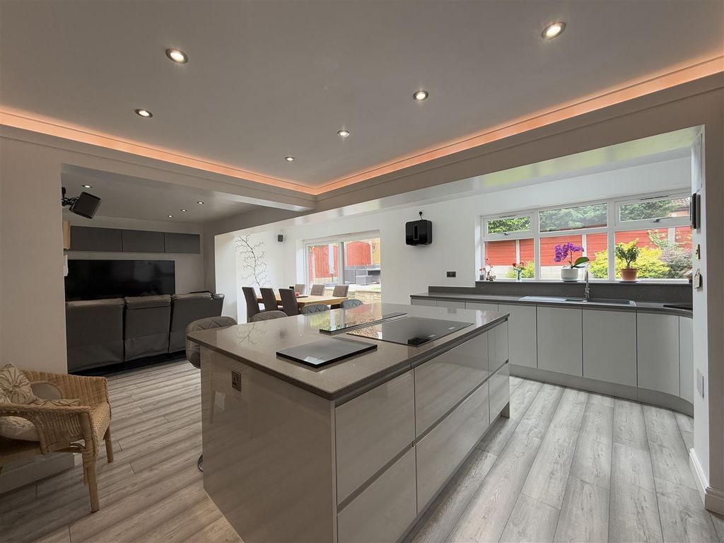 4 bed detached house for saleGorsey Way, Ashton-Under-Lyne OL6 photo 2