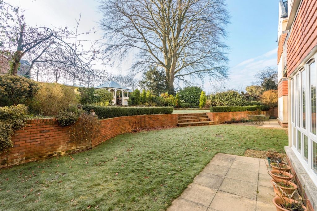 Property photo 3 of 12 Garden