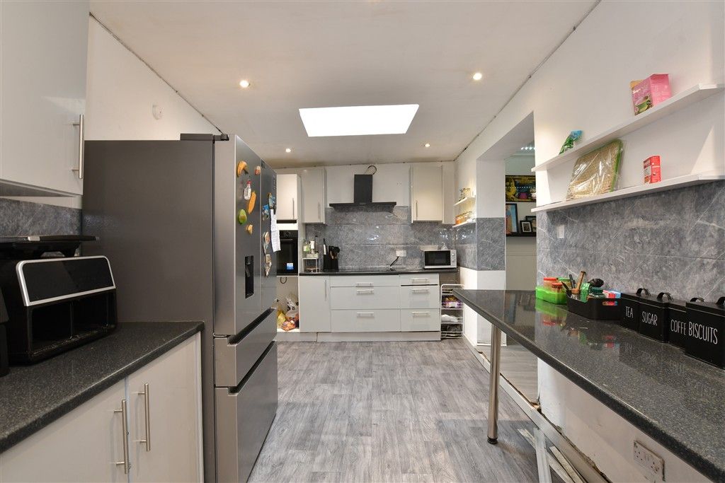 Property photo 3 of 9 Kitchen