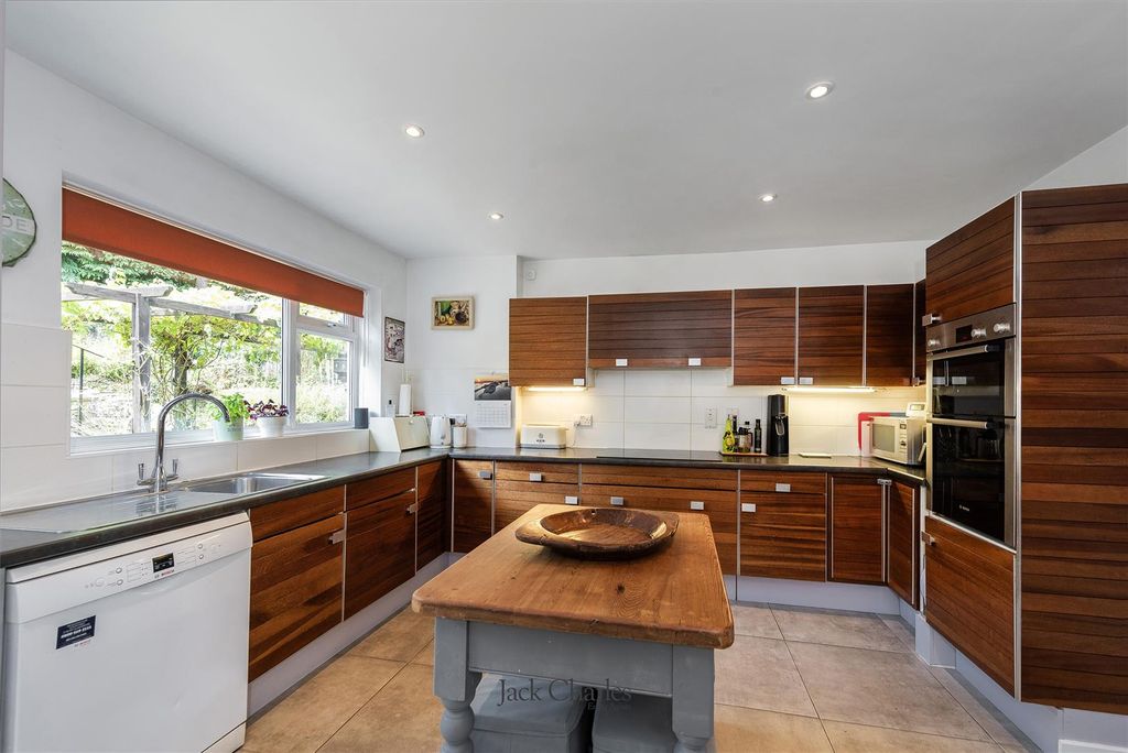 Property photo 2 of 25 4 Culver Drive, Oxted, Rh8 9Hp 010.Jpg
