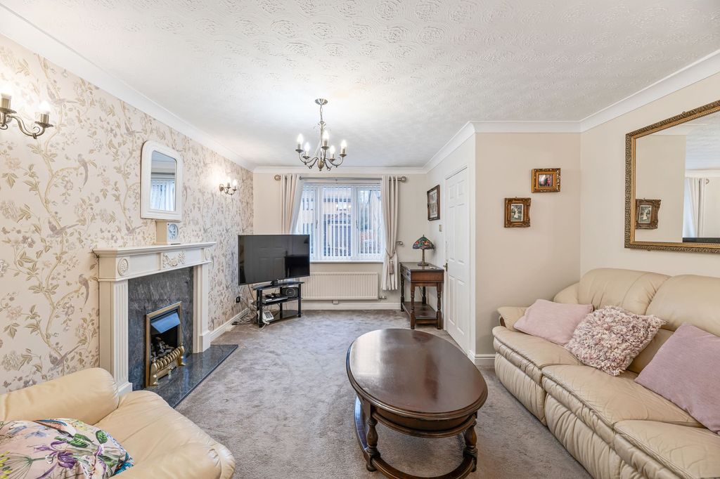 Property photo 3 of 16 Lounge