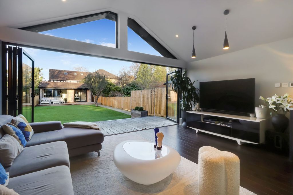 Property photo 2 of 25