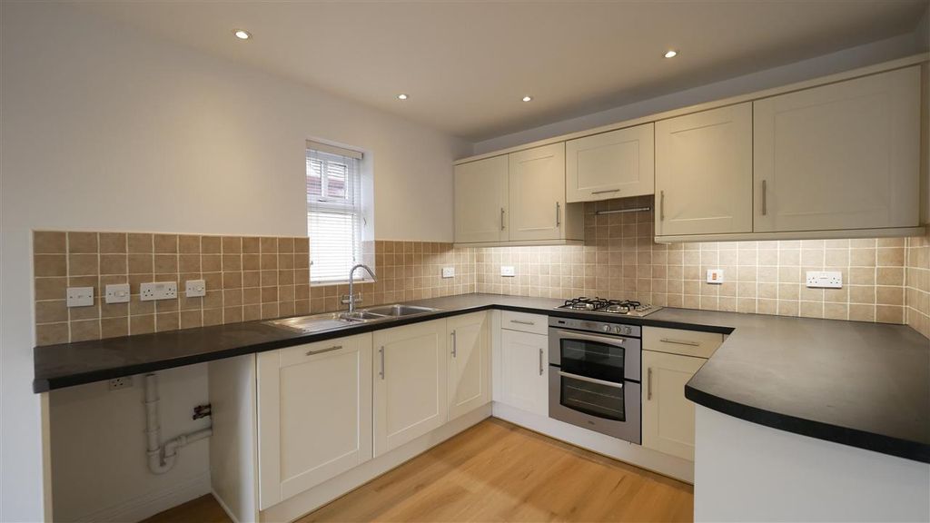 Property photo 3 of 13 Kitchen