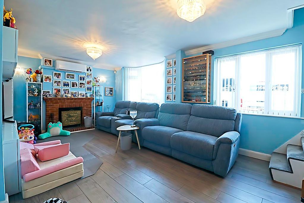 Property photo 3 of 18 Living Room