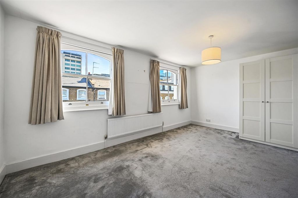 Property photo 1 of 7 Overstone Road