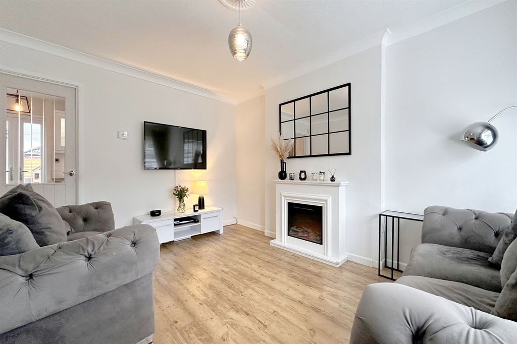 Property photo 2 of 17 Lounge