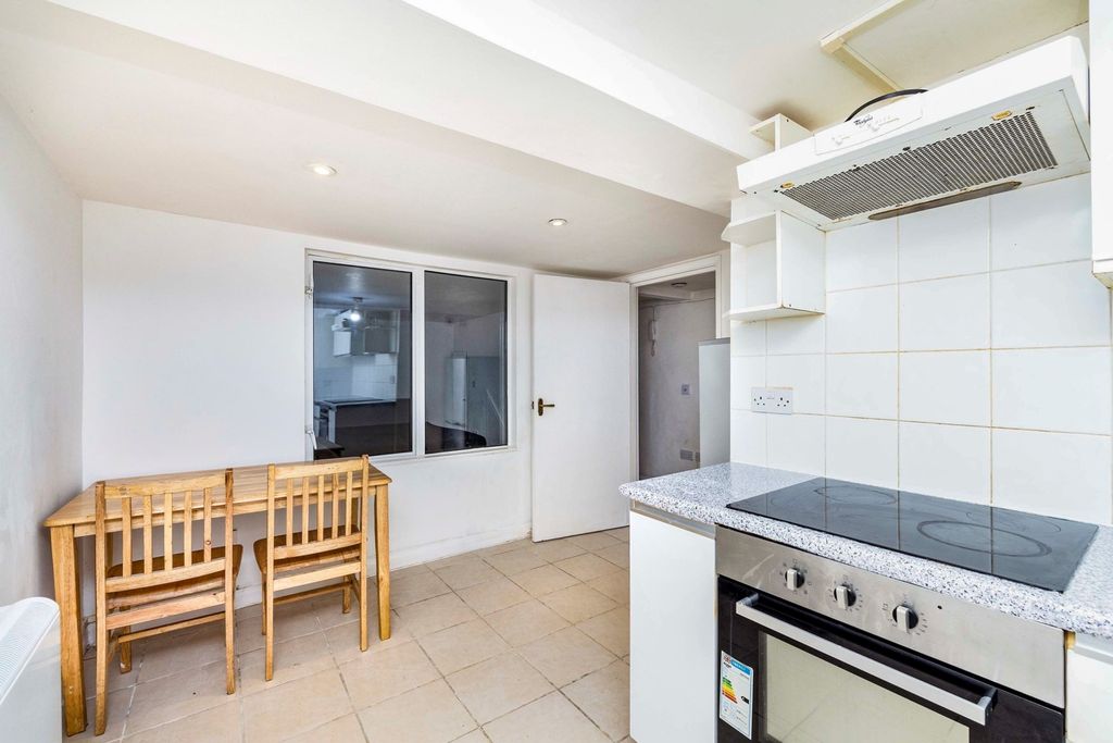 Property photo 3 of 10 Kitchen