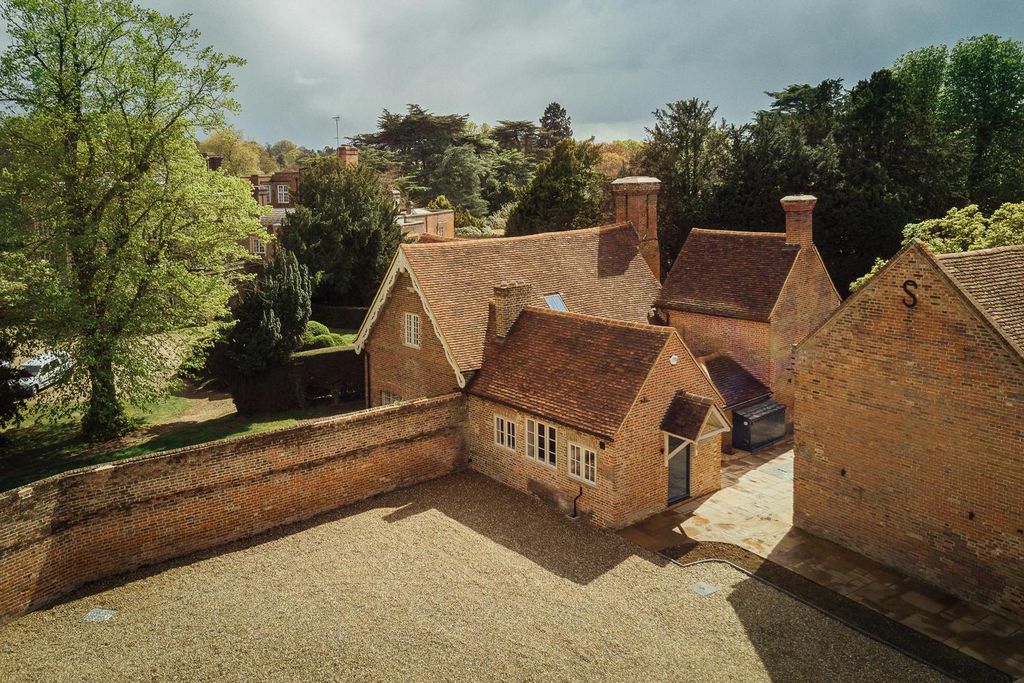 Property photo 1 of 17 Munden Estate