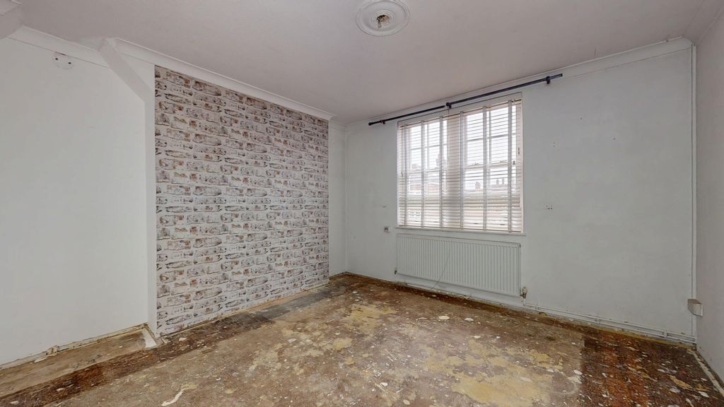 Property photo 2 of 10 95 Cleverly Estate, Wormholt Road, Shepherds Bush, London, W12 0Lz