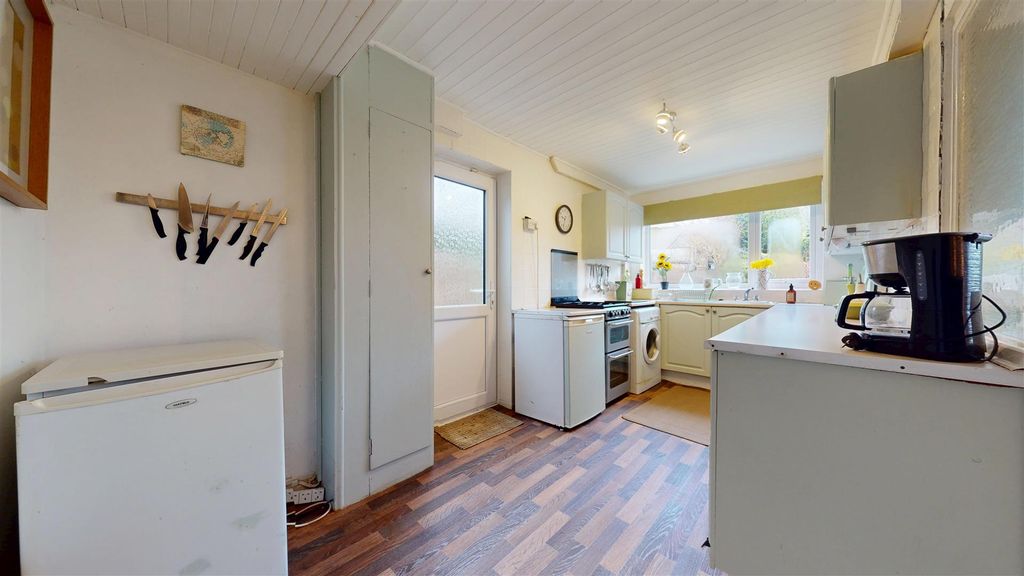 Property photo 3 of 23 Huncote Avenue Kitchen