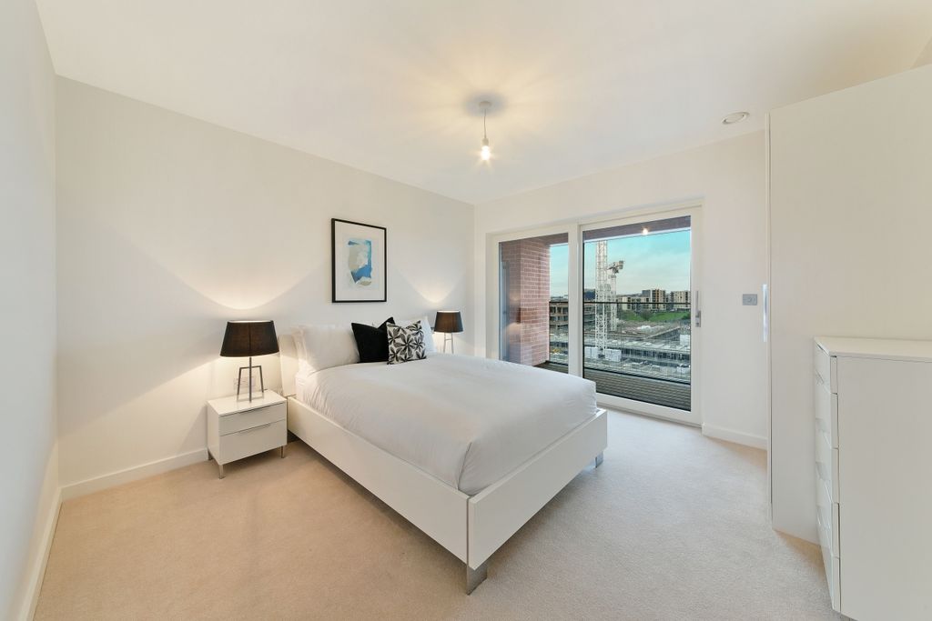 Property photo 3 of 8 Bedroom - Peacon Hou