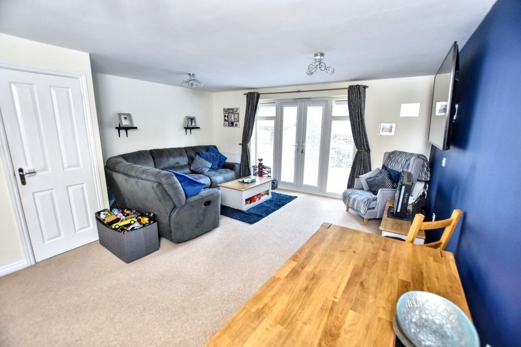 Property photo 2 of 10