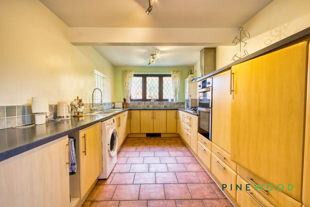 Property photo 3 of 18 Kitchen