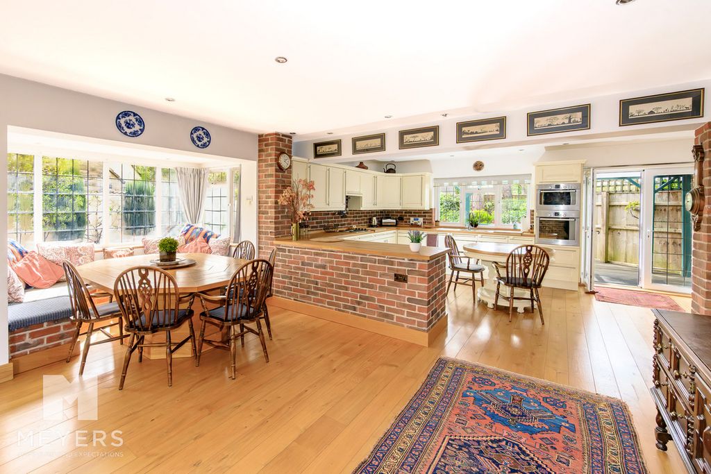Property photo 2 of 32