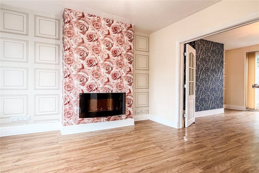 Property photo 2 of 16 Lounge