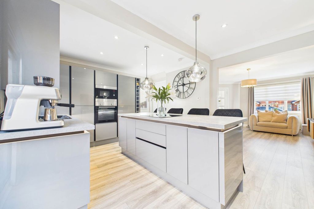 Property photo 2 of 26