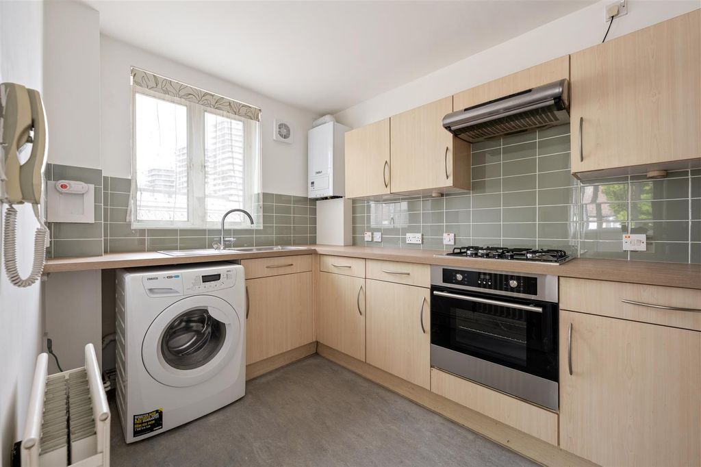 Property photo 3 of 18 Wellington Road, E10