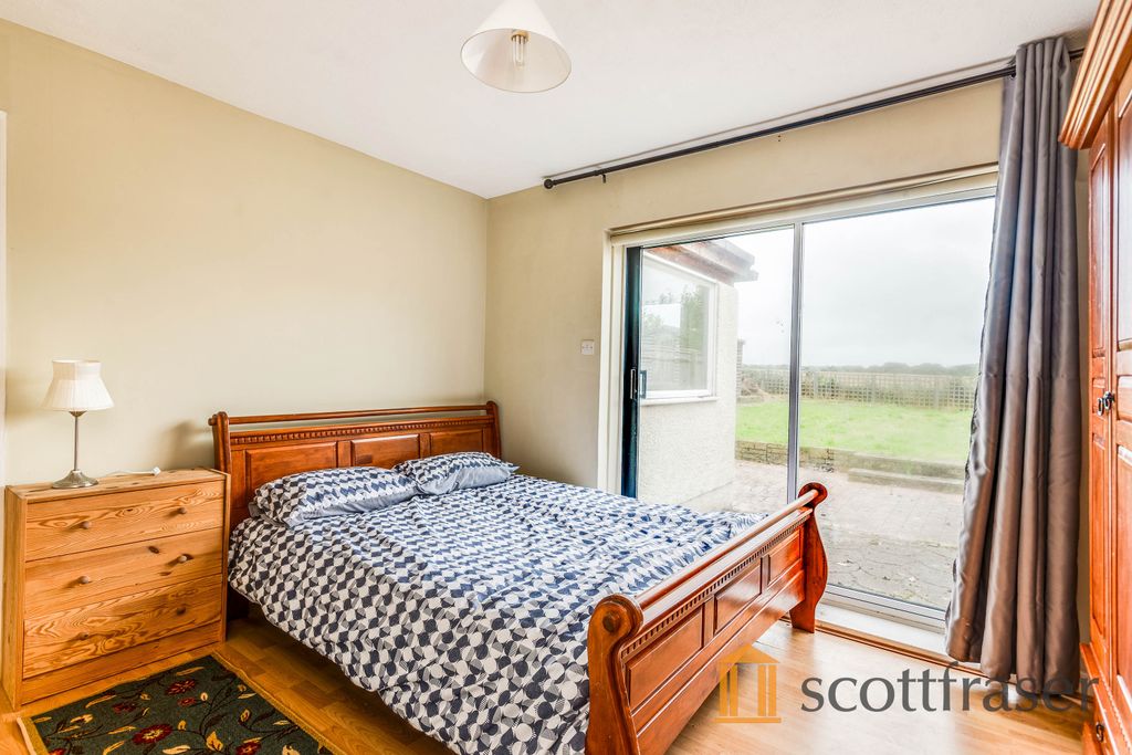 Property photo 2 of 5 Bedroom Leading Onto