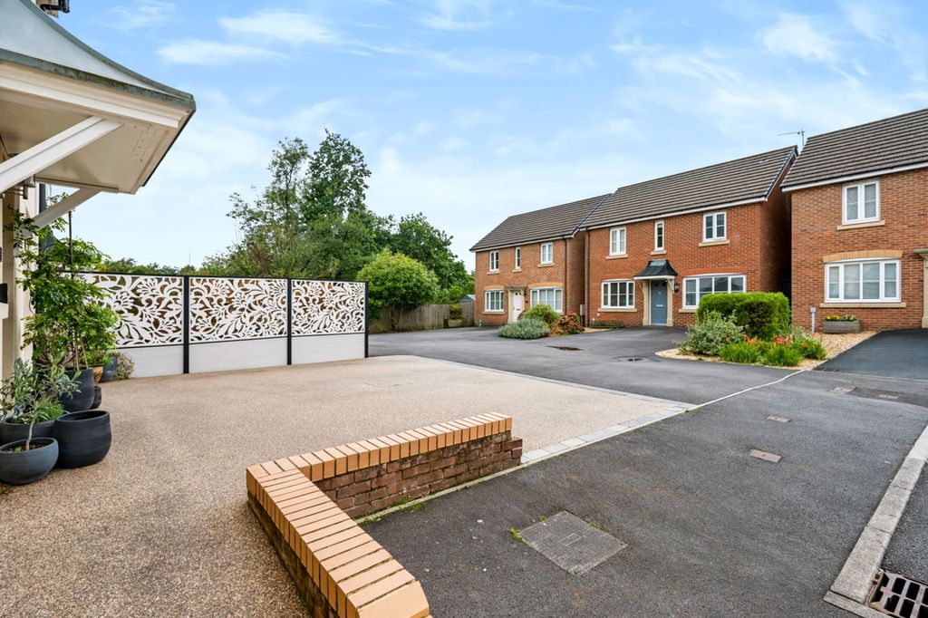 Property photo 2 of 33