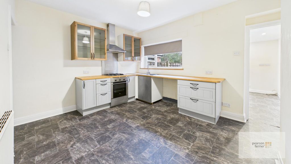 Property photo 3 of 10 Kitchen