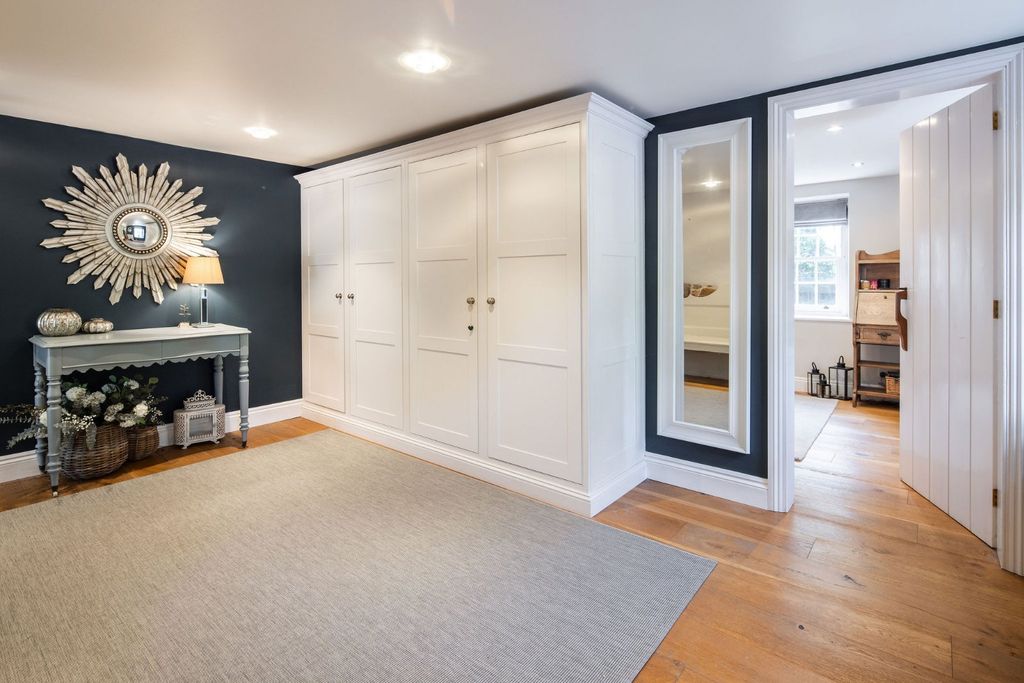Property photo 3 of 33 Entrance Hall