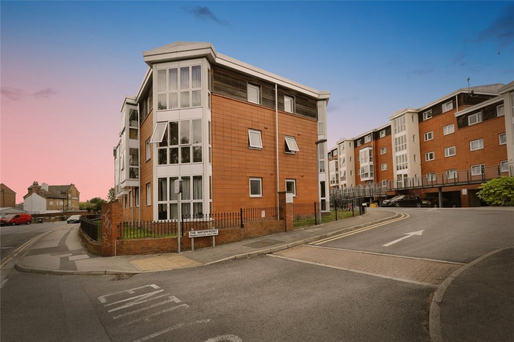 Property photo 2 of 12 Front Of Building