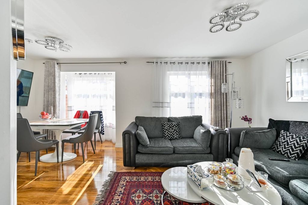 Property photo 2 of 8