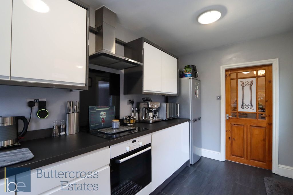 Property photo 3 of 11 Kitchen