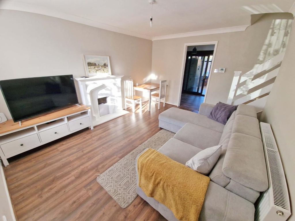 Property photo 2 of 28 Lounge1.Jpg