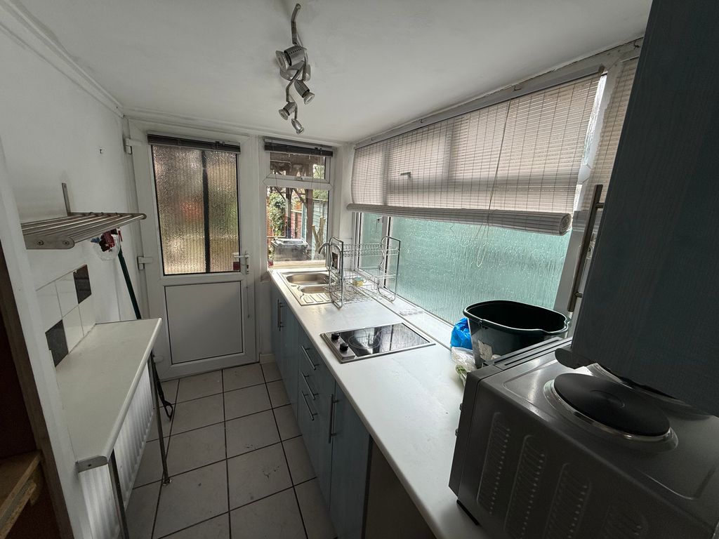 Property photo 2 of 7 Kitchen