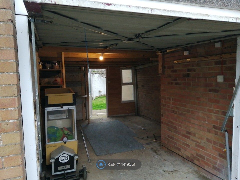 Property photo 2 of 7 Garage