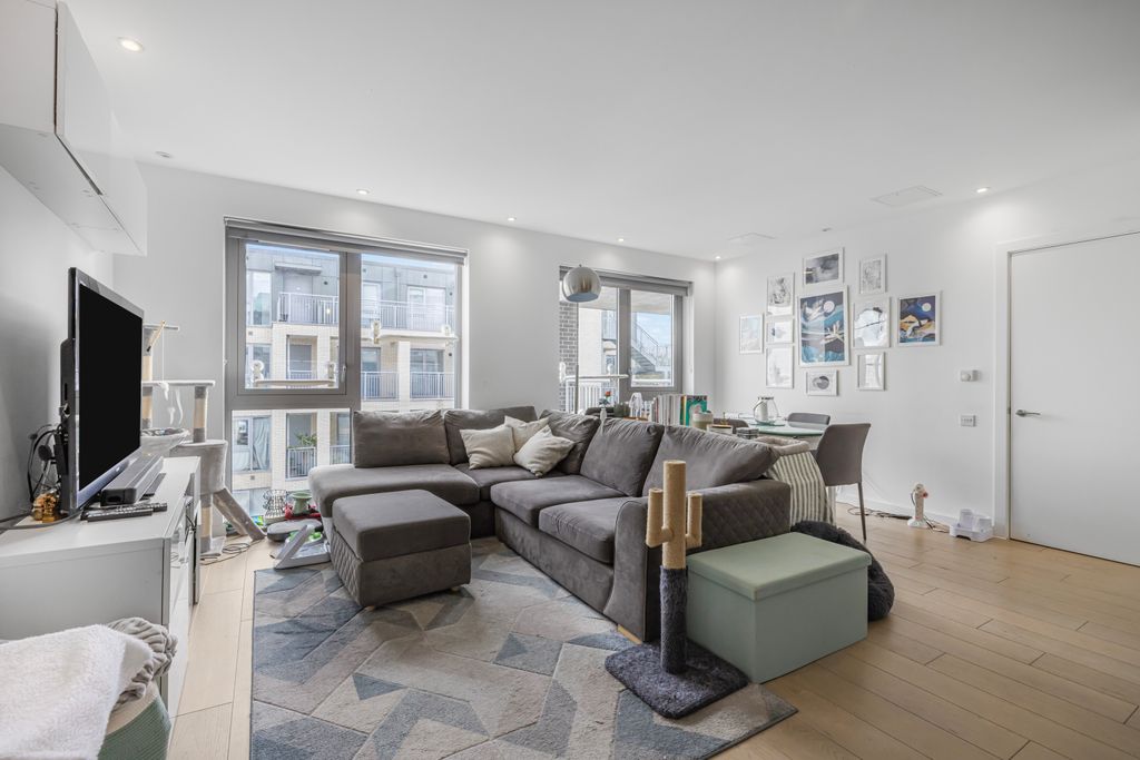 Property photo 1 of 17 Living Room