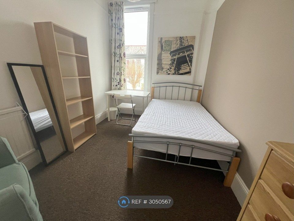 Property photo 1 of 12 Bed 7 £120/Week Bills Included
