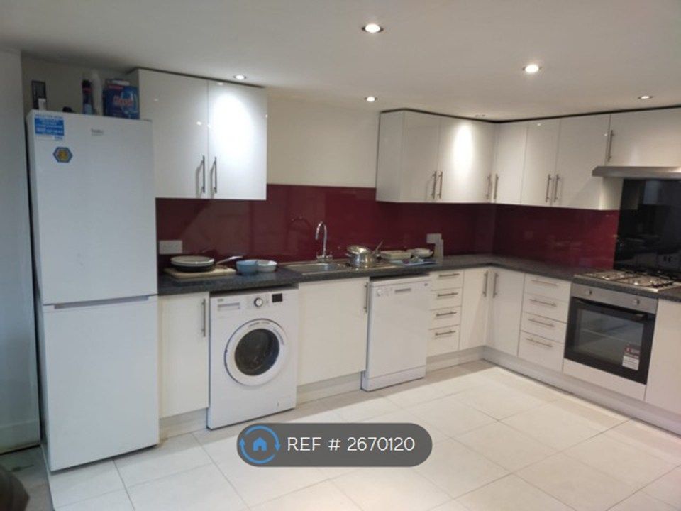 Property photo 3 of 11 Kitchen