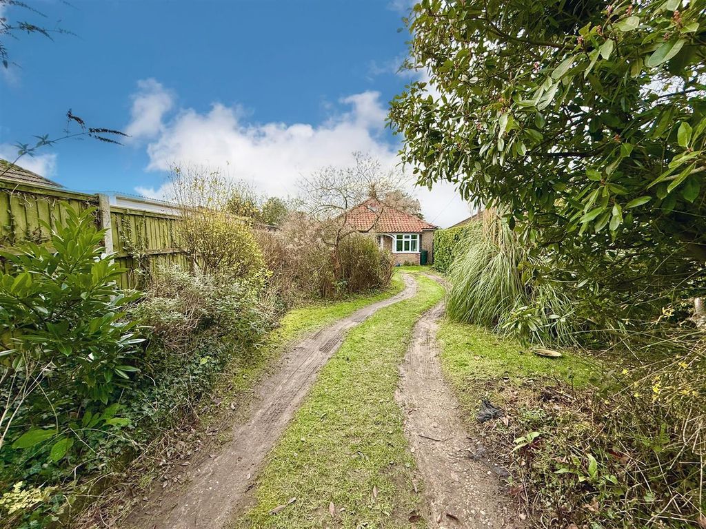 Property photo 3 of 24 Driveway Approach