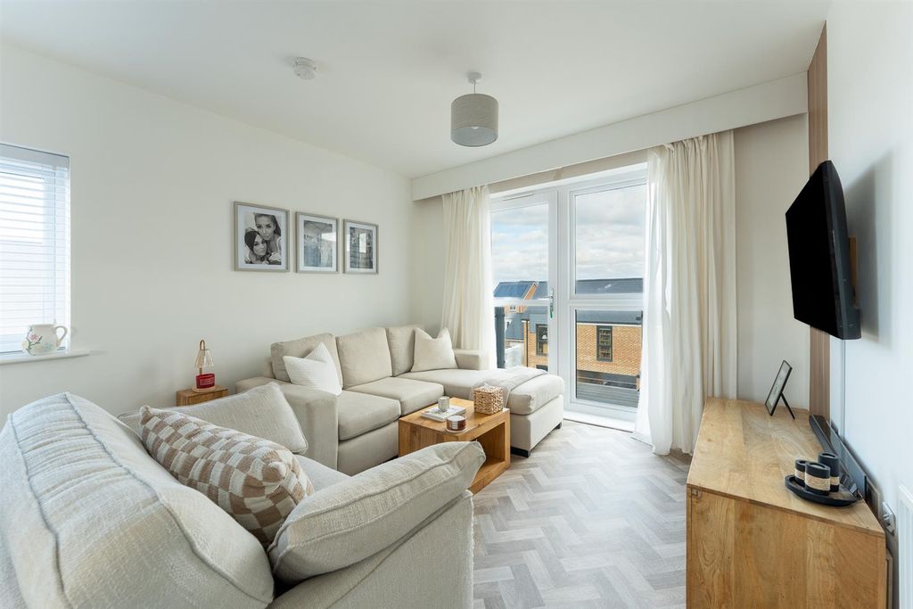 2 bed flat for saleCowleaze Path, Mead Fields - Private Balcony BS29 photo 5