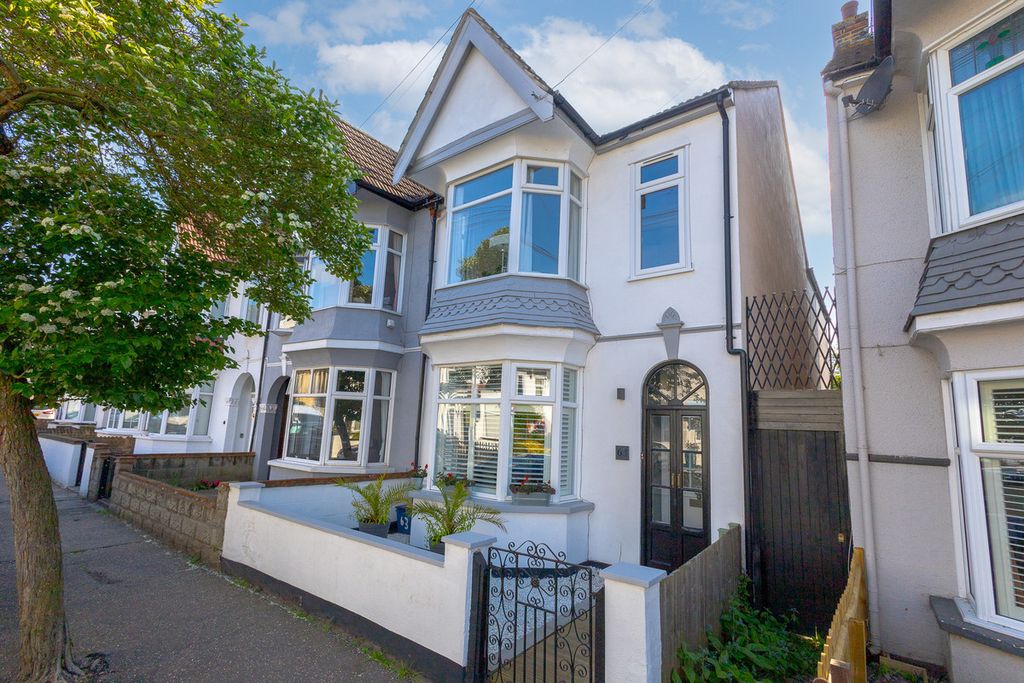 Property photo 1 of 32