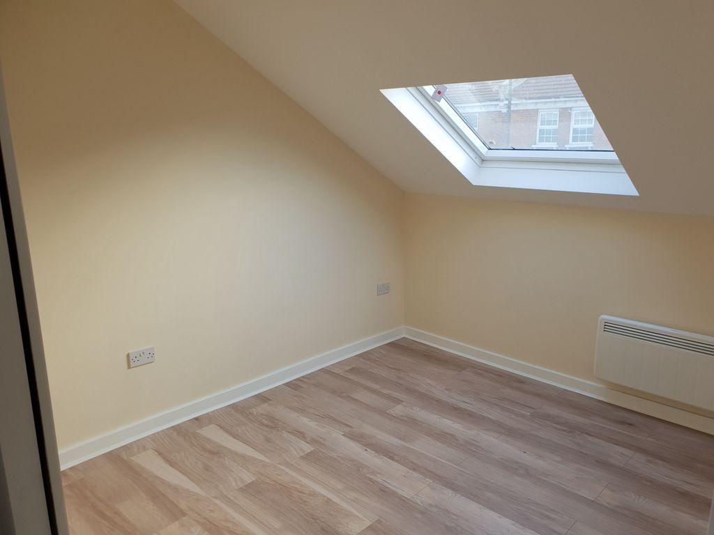 Property photo 3 of 4 Bright And Clean Single Bedroom Featuring A Large ...