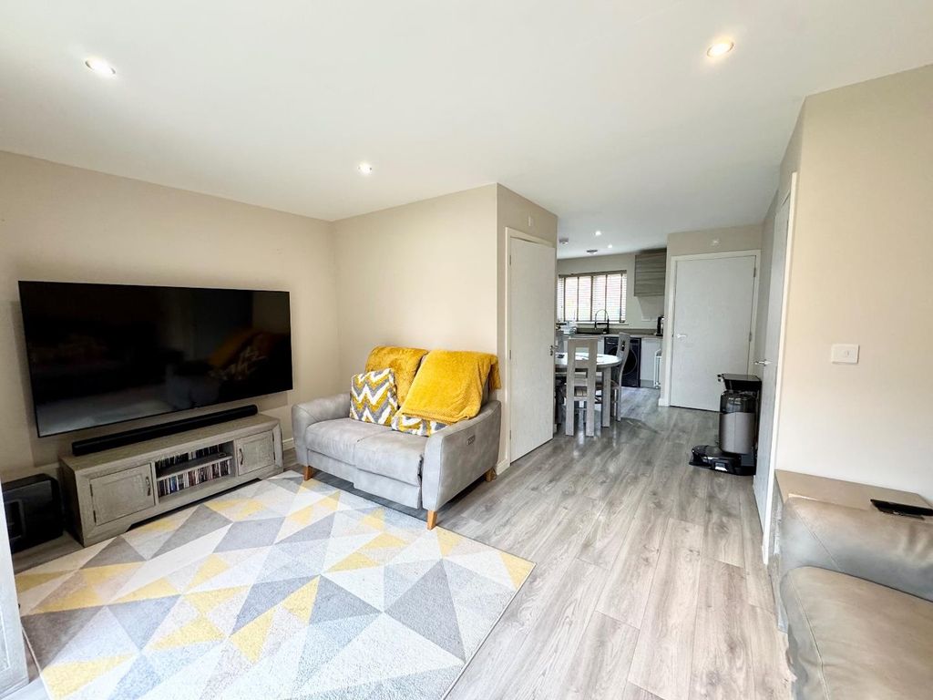 Property photo 3 of 12 Lounge