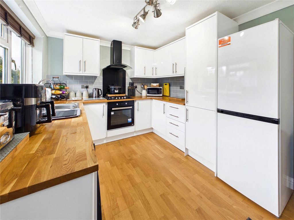Property photo 2 of 10 Kitchen