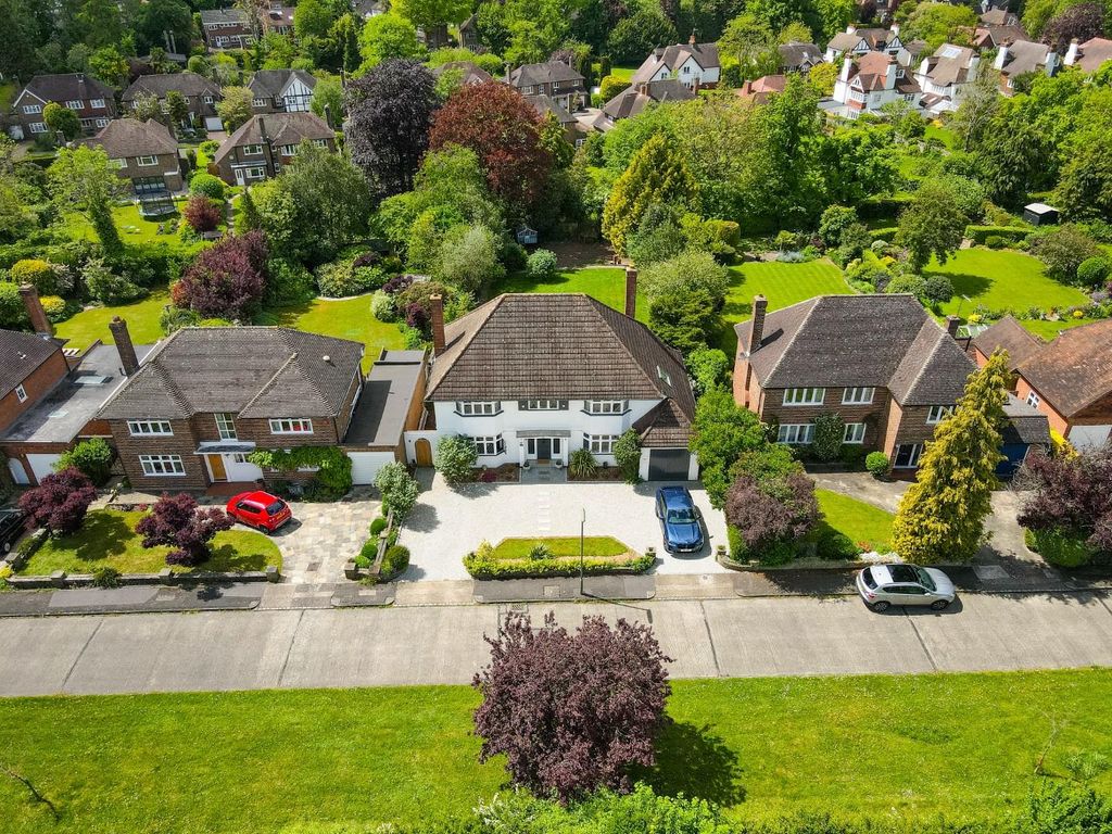 Property photo 2 of 42 Longdown Lane North