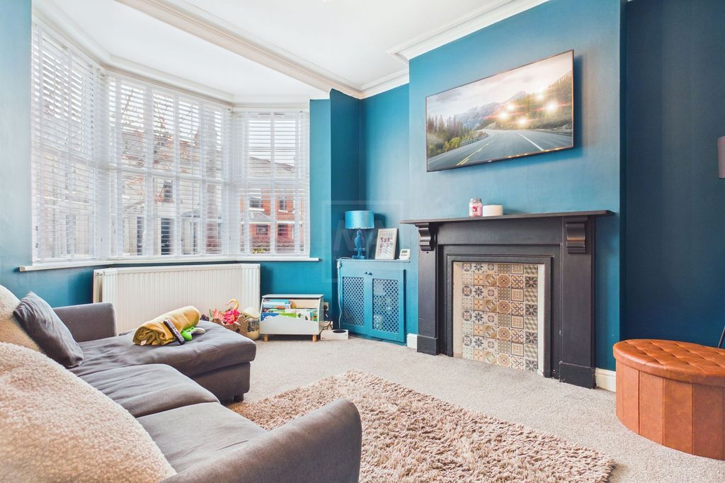 Property photo 3 of 17 Living Room