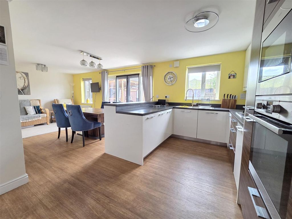Property photo 2 of 23 Family Kitchen Diner