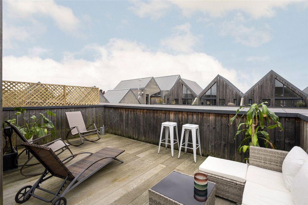 Property photo 3 of 14 Tryon Crescent, E9