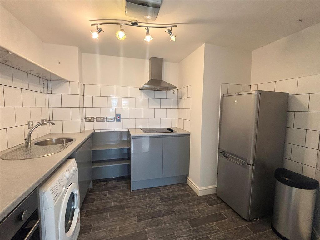 Property photo 3 of 12 Kitchen