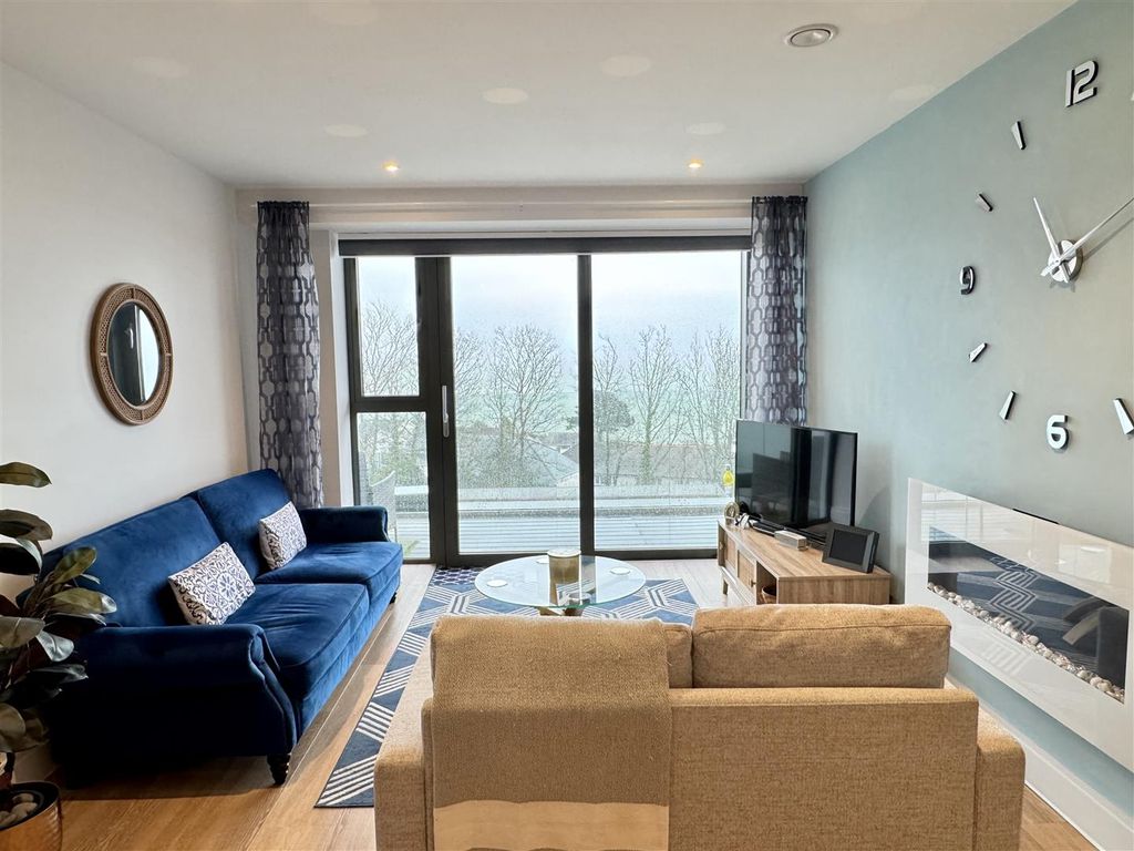 Property photo 2 of 18 Lounge Area