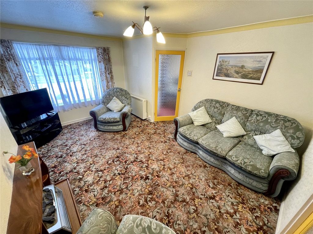 Property photo 3 of 16 Lounge