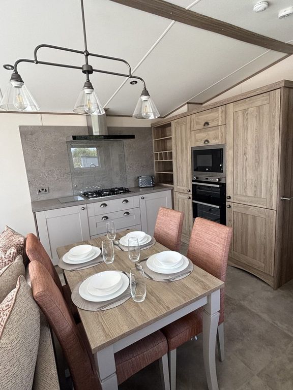 Property photo 3 of 17 Ambleside 4