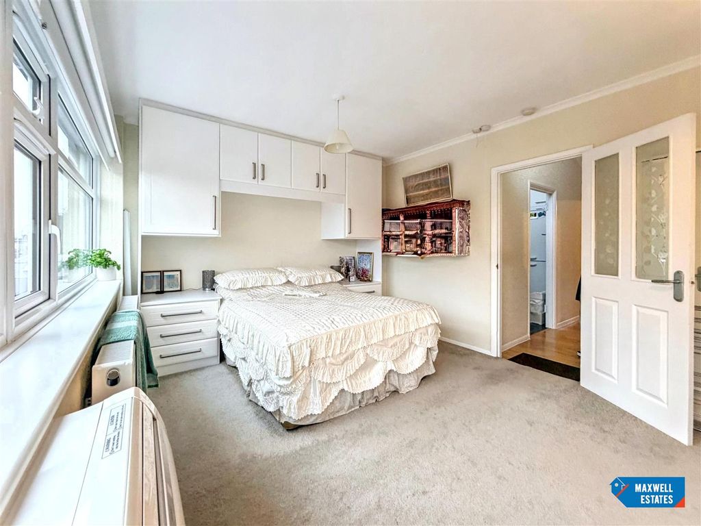 Property photo 2 of 15 Burnt Oak Broadway 2.Jpg